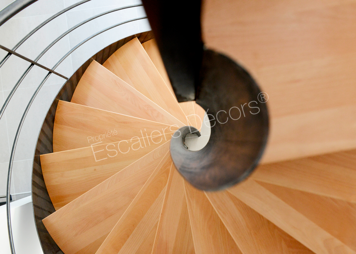 Escalier design en spirale sur flamme centrale